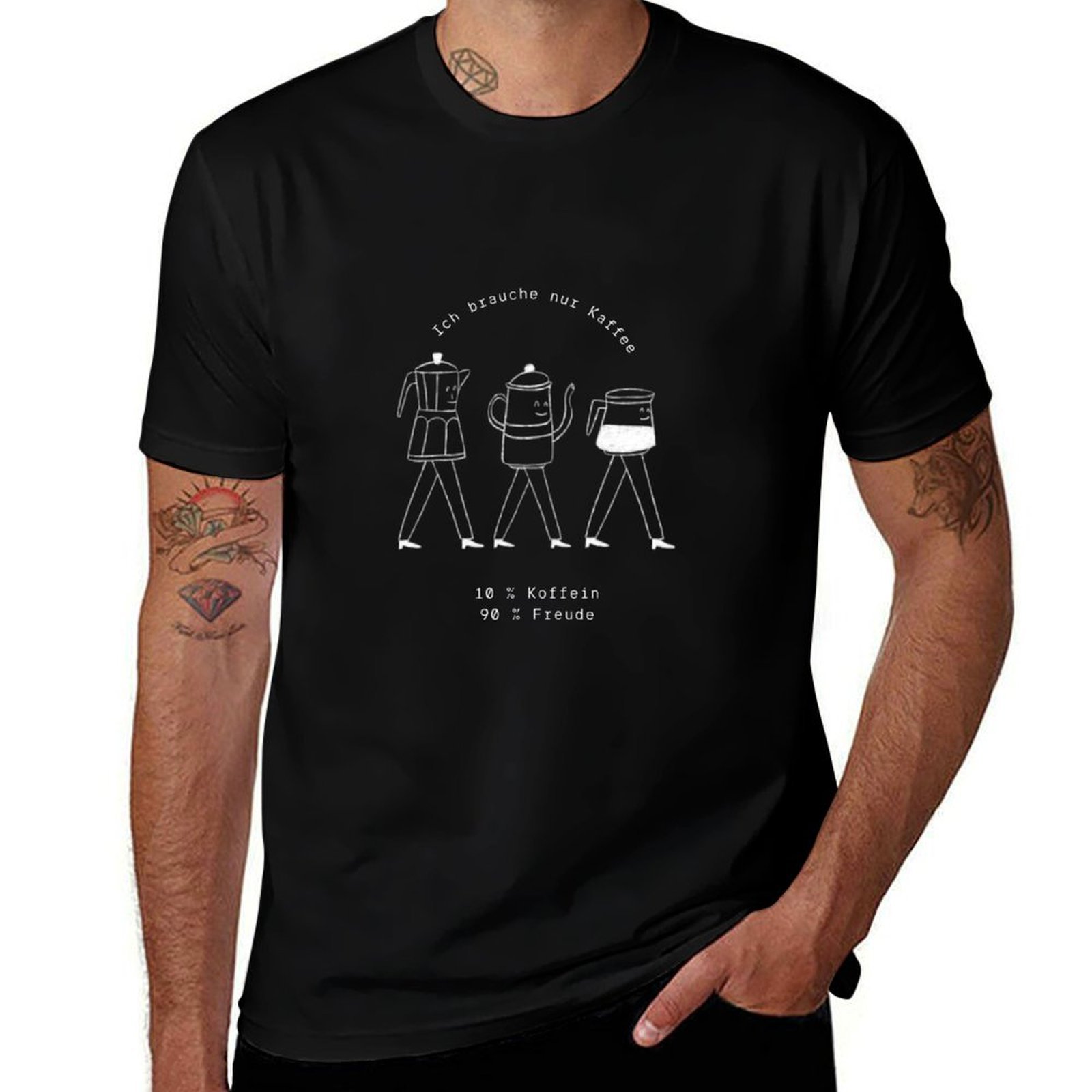 Coffee Equipment China - コーヒー器具のイラストが描かれた緑の背景のドライフィットランニング半袖Tシャツが必要です。